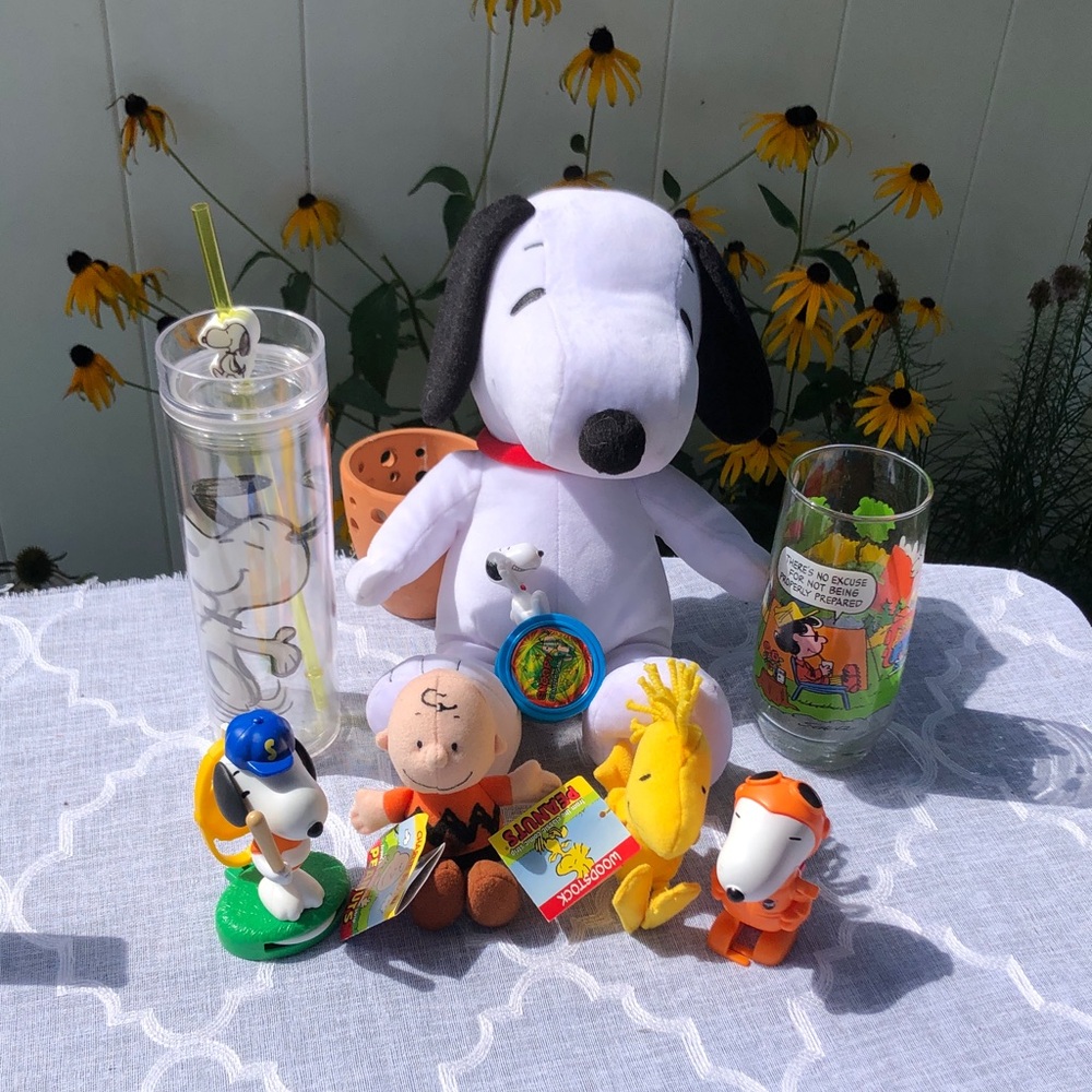 PEANUTS SNOOPY Lg stuffed plush McDonald’s collector glass travel mug & 5 toys